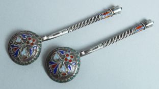 A PAIR OF RUSSIAN SILVER AND ENAMEL SPOONS. 7.5cm long, stamped 88.