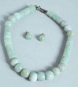 A JADE NECKLACE AND PAIR OF EARRINGS