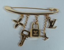 A LOUIS VUITTON BROOCH.