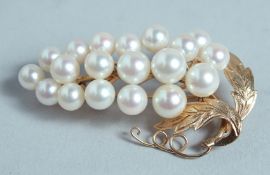 AN 18CT GOLD PEARL BROOCH.