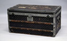 AN OLD LOUIS VUITTON WOODEN BANDED LEATHER BOUND TRUNK with two pull out compartments. 2ft 7ins
