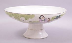 A CHINESE PORCELAIN PEDESTAL DISH / FRUIT BOWL, painted with two seated figures next to a tree. 23cm