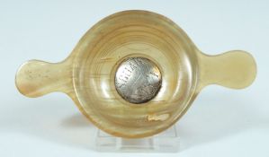 A SMALL TWO HANDLED HORN QUAICH with silver tablet, SCUAB. 2.5ins diameter.