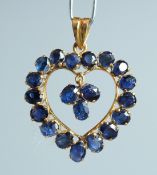 A GOOD 18CT GOLD SAPPHIRE HEART PENDANT.
