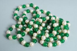 A STRING OF JADE AND PEARL BEADS.