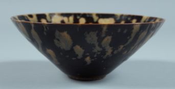 A CHINESE TURQUOISE ENAMELED CIRCULAR PLATE. 8.5ins diameter.