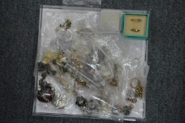A quantity of gold, silver and costume jewellery.