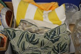 Decorative cushions.