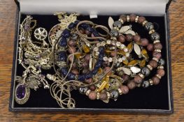 A quantity of costume jewellery.