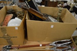 A quantity of miscellaneous collectables.