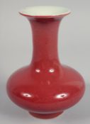A SMALL CHINESE RED GLAZE PORCELAIN VASE, 14.5cm high.