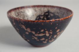 A JIZHOU-TYPE GLAZED POTTERY BOWL, 12cm diameter.