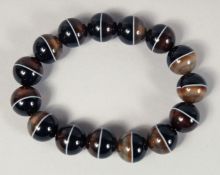 A BANDED AGATE BEAD BRACELET.