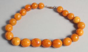 AN AMBER BEADED NECKLACE, with graduating beads, largest approx. 23mm.