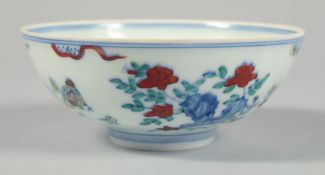 A CHINESE DOUCAI PORCELAIN CHICKEN BOWL, the base with six-character mark. 12cm diamater