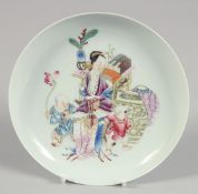 A SMALL CHINESE FAMILLE ROSE PORCELAIN DISH, the centre finely painted with female figure and