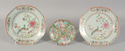 A PAIR OF CHINESE FAMILLE ROSE OCTAGONAL PORCELAIN PLATES, (with faults) 22cm wide, together with