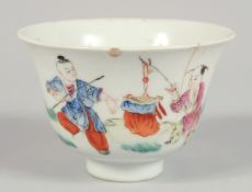 A CHINESE FAMILLE ROSE PORCELAIN CUP, painted with figures in an outdoor setting, the base with