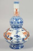 A CHINESE BLUE AND WHITE PORCELAIN DOUBLE GOURD VASE, decorated with coral red and gilt dragons