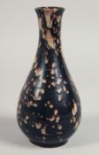 A SMALL JIZHOU TYPE POTTERY VASE, 19.5cm.