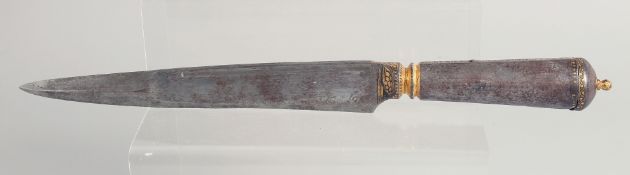 A RARE 18TH/19TH CENTURY INDIAN GOLD INLAID STEEL SIKH DAGGER, the side of the handle with