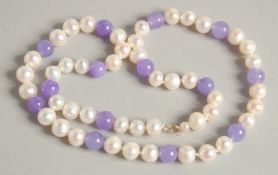 A STRING OF LAVENDER JADE AND PEARL NECKLACE.
