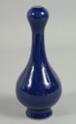 A SMALL CHINESE BLUE GARLIC NECK VASE. 6.5ins high.