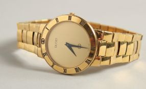 A GENTLEMAN'S GUCCI GILT METAL WRISTWATCH, Swiss made.