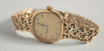 A LADIES 9CT GOLD OMEGA WRISTWATCH AND BRACELET.