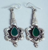 A PAIR OF SILVER AND JADE DROP EARRINGS.