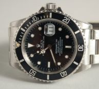 A GENTLEMAN'S ROLEX SUBMARINER, BLACK FACE, OYSTER PERPETUAL DATE WRISTWATCH.