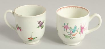 TWO 18TH CENTURY WORCESTER COFFEE CUPS, one painted with a large bouquet of flowers. scattered