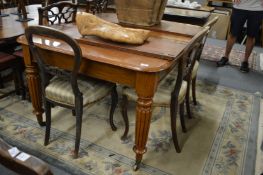 A GOOD 19TH CENTURY MAHOGANY EXTENDING TABLE with two leaves on turned and reeded legs with brass