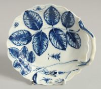 AN 18TH CENTURY WORCESTER RARE HANDLED TRAY, moulded and painted with The Blind Earl pattern,