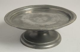 A GOOD 18TH CENTURY PEWTER CIRCULAR TAZZA. 8ins diameter.