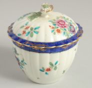 AN 18TH CENTURY WORCESTER POLYCHROME SUCRIER AND COVER painted with sprays of flowers under a bright