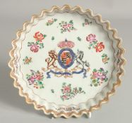 A SAMSON FAMILLE ROSE PIE-CRUST ARMORIAL DISH. 6ins diameter.
