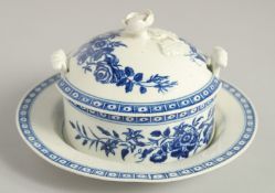 AN 18TH CENTURY WORCESTER BUTTER TUB COVER AND STAND printed with floral sprays, crescent mark.
