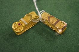 Two 9 carat gold mesh style buckle rings.