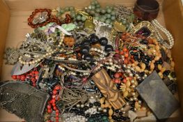 A quantity of bijouterie etc.