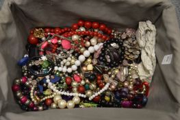 A quantity of bijouterie.