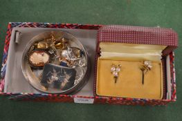 Various items of jewellery.