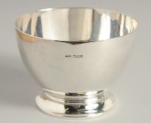 A PLAIN CIRCULAR SILVER SUGAR BOWL, 4.4ins diameter. Sheffield 1936. Maker J. D. & S. Weight 6ozs.