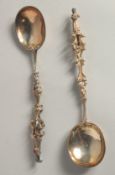 A PAIR OF APOSTLE SPOONS