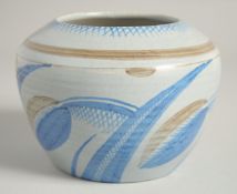 AN EARLY SUSIE COOPER CIRCULAR POTTERY BOWL. Signed / 1932. 4.5ins high x 6ins diameter.