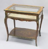 A VERY GOOD 19TH CENTURY FRENCH ROSEWOOD MARQUETRY BIJOUTERIE TABLE with rising glass top, glass