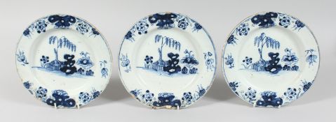 THREE 19TH CENTURY TIN GLAZE PLATES with Chinese design. 8.5ins diameter.