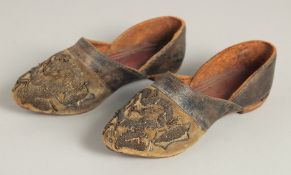 A SMALL PAIR OF 17TH CENTURY LEATHER SHOES.