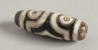 A GOLD AND AGATE DZI BEAD. 1.25ins