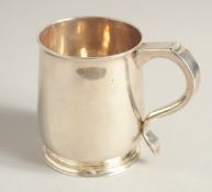 A PLAIN GEORGE I SILVER HALF PINT TANKARD. London 1725. Maker Thomas Mason.